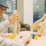 Grupo de ancianos haciendo actividades para fortalecer la cordinación física y mental