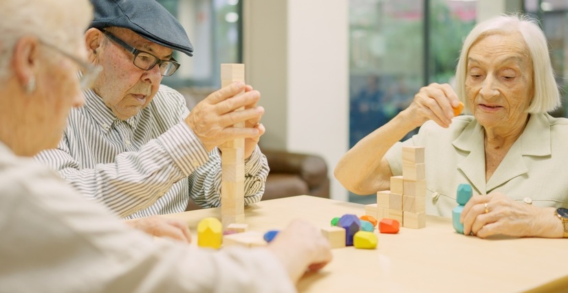 Grupo de ancianos haciendo actividades para fortalecer la cordinación física y mental
