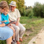 Unos abuelos cuidando de su nieto en el parque.